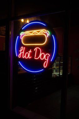 Vitrindeki barda işaret tabelalı neon sosisli sandviç.