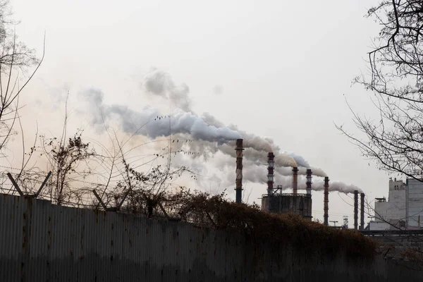 从工厂的烟囱冒出的烟 环境污染 — 图库照片