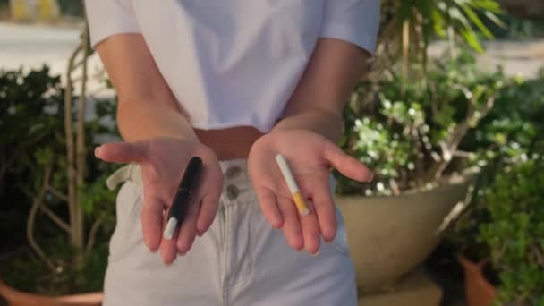 Menina Segura Cigarro Cigarro Eletrônico Suas Mãos Escolha Quais Dispositivos — Vídeo de Stock