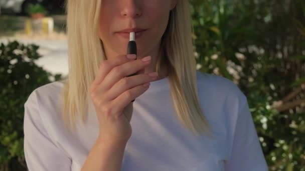 Close Van Een Meisje Dat Een Elektrische Hybride Sigaret Rookt — Stockvideo