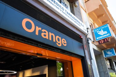 Tarragona, İspanya - 01 Haziran 2022: Portakal mobil operatörü ve İnternet logosu.
