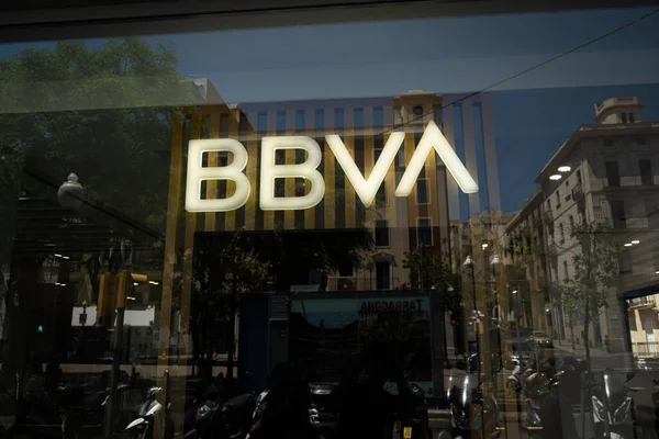 Tarragona, İspanya - 01 Haziran 2022: BBVA banka tabela ve girişi, Passeig de Gracia, Barcelona, İspanya.