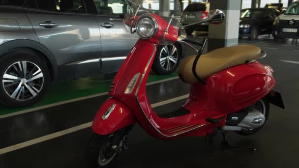 Tarragona Espanha Maio 2022 Retro Vermelho Ciclomotor Estacionamento Entre Carros — Vídeo de Stock