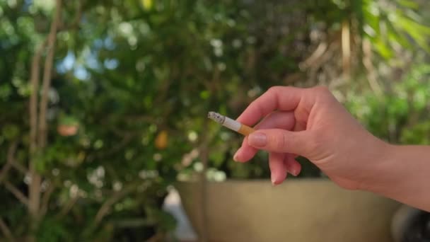 Kvinnlig Hand Håller Rökande Cigarett Närbild — Stockvideo