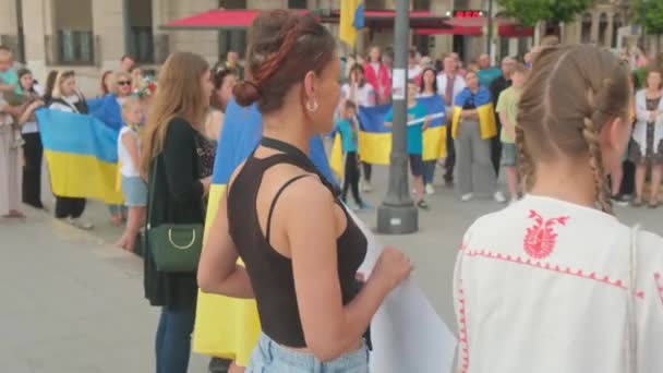 Tarragona Spanien Mai 2022 Protestieren Ukrainer Mit Ukrainischen Flaggen Gegen — Stockvideo
