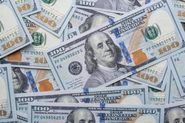 Dolar banknotlarının dokusu. Yüz dolar. Yakın çekim, makro.