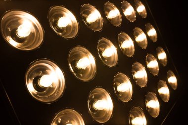 Antika akkor ampuller eski moda. Spot ışığı şeklinde bir sürü ışık. Yakın plan..