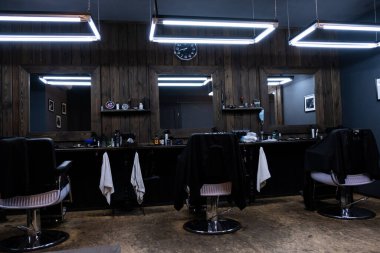 Kiev, Ukrayna - 27 Mart 2021: Karanlık stili boş berber salonu.