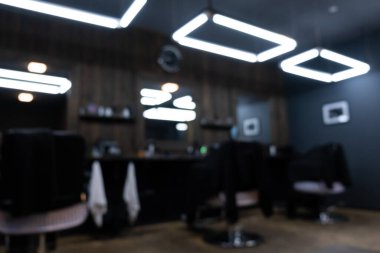 Siyah tarzı ve lambalı bir berber dükkanının bulanık fotoğrafı. Yakın plan..