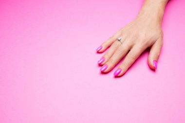 Pembe arka planda zarif pembe manikür.