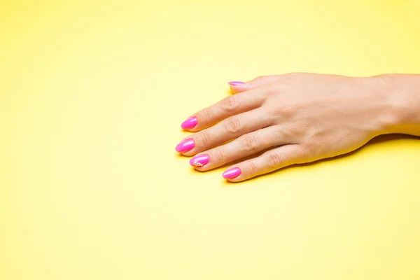 Manicure Elegante Rosa Fundo Amarelo — Fotografia de Stock