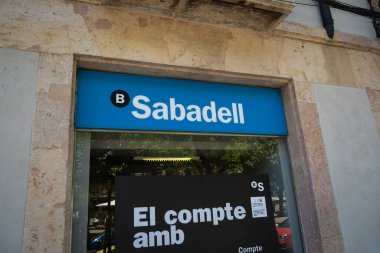 Tarragona, İspanya - 01 Haziran 2022: Sabadell banka şubesinin logosu.