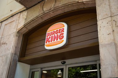 Tarragona, İspanya - 01 Haziran 2022: Binanın ön cephesinde Burger King logosu.