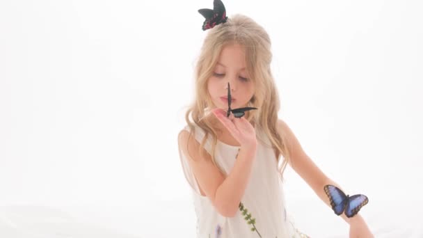 Portrét Roztomilé Krásné Dívky Motýly Rukou Bílém Pozadí Studiu — Stock video