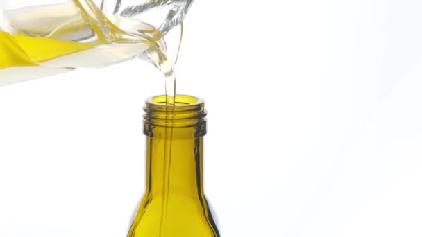 Olio Vegetale Viene Versato Una Bottiglia Uno Sfondo Bianco Primo — Video Stock