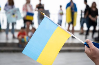 Tarragona, İspanya... 10 Nisan 2022 Ukrayna bayrağı savaşa karşı düzenlenen mitingde bir kadının elinde.