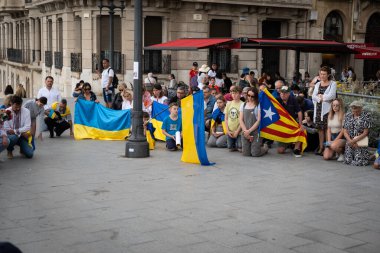 Tarragona, İspanya - 10 Nisan 2022: Ukrayna bayrağı savaşa karşı ülkelerin desteğinin bir göstergesi olarak.