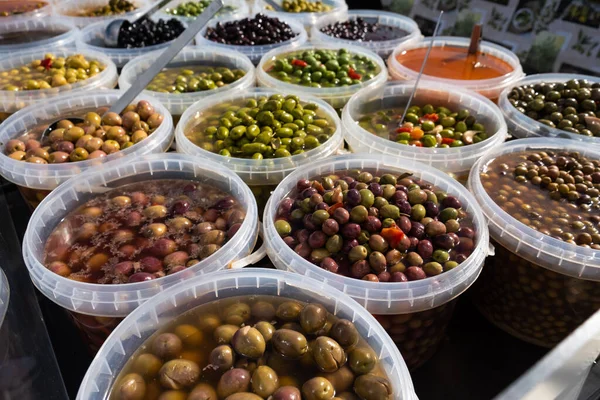 Különböző Fajtájú Ecetes Olajbogyó Bazárban — Stock Fotó