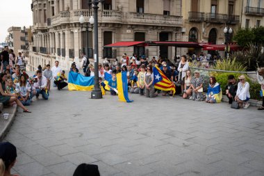 Tarragona, İspanya - 10 Nisan 2022: Ukrayna bayrağı savaşa karşı ülkelerin desteğinin bir göstergesi olarak.