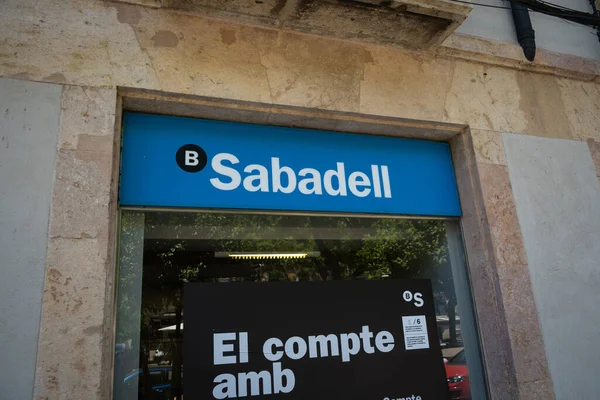 Tarragona, İspanya - 01 Haziran 2022: Sabadell banka şubesinin logosu.