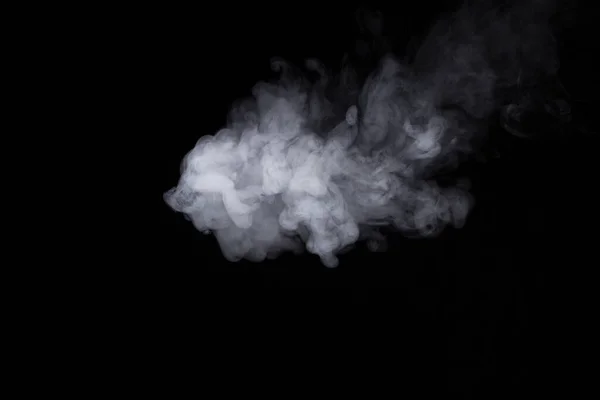 Siyah arkaplanda beyaz duman bulutu