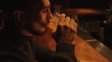 Bir gece barında genç bir adamın portresi. Bir adam kokteyl içer ve dinlenir..