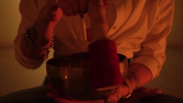 Yogi Donna Con Una Ciotola Tibetana Canto Nelle Sue Mani — Video Stock