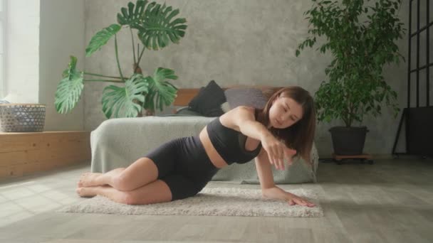 Tânără Este Angajată Gimnastică Yoga Acasă — Videoclip de stoc