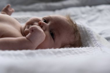 Beyaz çarşaflı küçük bir kız. Gün ışığında çekilmiş..