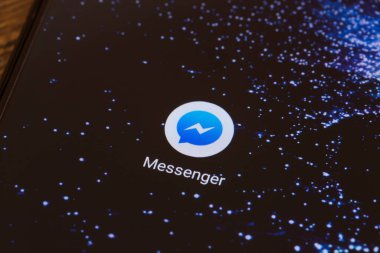 Akıllı telefon ekranındaki Haberci logosu yakın plan.