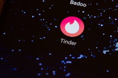 Kiev, Ukrayna - 27 Mart 2021: Koyu renk akıllı telefon ekranında Tinder logosu.