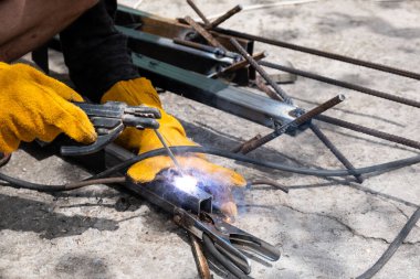 Kapalı bir evde kaynakçılık işi..