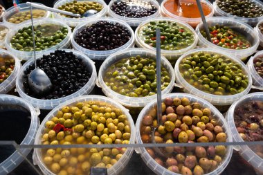 Pazarda farklı türde turşulu zeytinler..