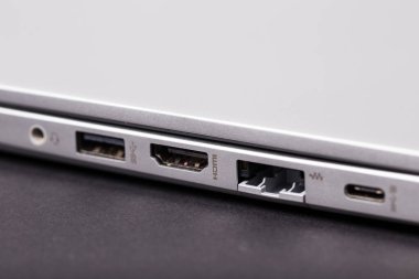 Gri dizüstü bilgisayar dosyasına ndmi imzala.