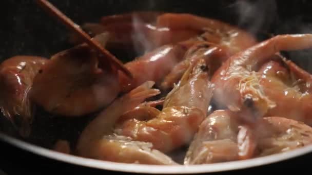 Kabuklu Karides Yakın Plan Çekimde Aşçı Ahşap Bir Spatulayla Döner — Stok video