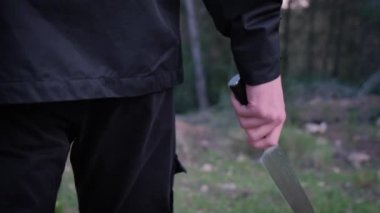 Ormanda bıçaklı bir adam. Manyak, kurbanı takip ediyor ve saldırmaya hazırlanıyor..