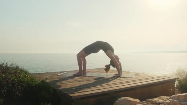 Ung Kvinna Utövar Yoga Havets Botten Sommardag — Stockvideo