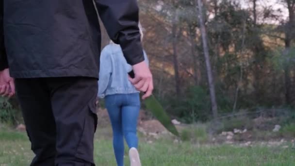 Muž Nožem Lese Maniak Pronásleduje Oběť Připravuje Útoku Dívka Utekla — Stock video