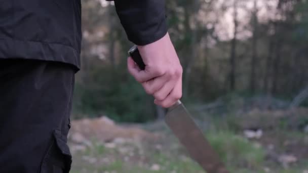 Hombre Con Cuchillo Bosque Maníaco Persigue Víctima Prepara Para Atacar — Vídeo de stock