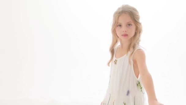 Beyaz Arka Planda Güzel Bir Kızın Portresi — Stok video