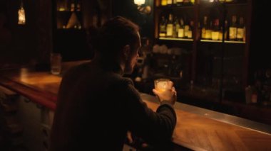 Bir gece barında genç bir adamın portresi. Bir adam kokteyl içer ve dinlenir..