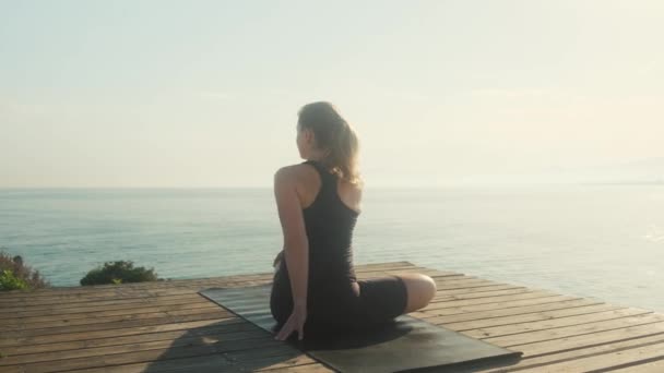 Ung Kvinna Utövar Yoga Havets Botten Sommardag — Stockvideo