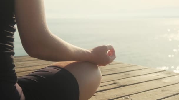 Ung Kvinna Utövar Yoga Havets Botten Sommardag — Stockvideo