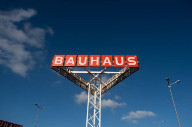 Tarragona, İspanya - 01 Haziran 2022: Bauhaus logosu. Avrupa 'da inşaat ve ev eşyaları mağazası.