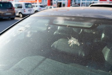 Tarragona, İspanya - 10 Haziran 2022: Beyaz bir arabanın üzerindeki Opel Grandland logosu.