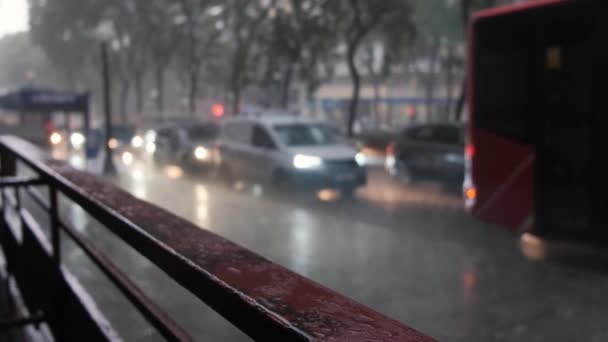 Размытое Видео Движение Автомобиля Включенными Фарами Дождём Городе Капли Дождя — стоковое видео