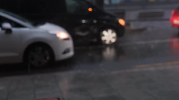 Blurry Video Movement Car Headlights Rain City Raindrops Fall Pavement — Vídeo de Stock