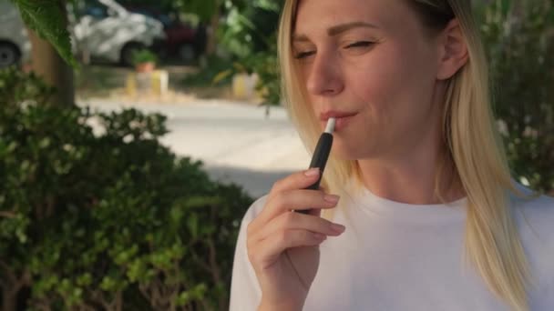 Närbild Flicka Som Röker Elektrisk Hybridcigarett Med Värmedyna Tobaksvärmesystem Elektronisk — Stockvideo