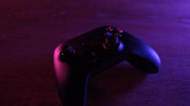 Yeni Xbox serisi X konsolunda oynamak için Joystick denetleyici. 28 Temmuz 2021, Kiev, Ukrayna