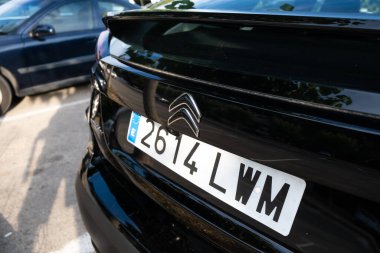 Tarragona, İspanya - 28 Ağustos 2022: Bir arabanın üzerindeki Citroen logosu